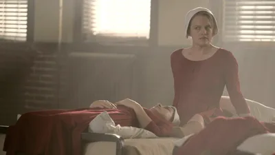 Постер 4 серии 1 сезона сериала «Рассказ служанки»