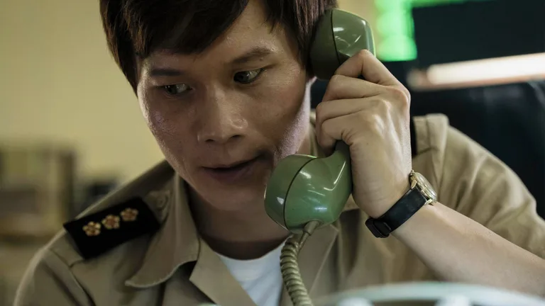 Постер 1 серии 1 сезона сериала «Сочувствующий»