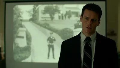 Постер 1 серии 1 сезона сериала «Охотник за разумом»