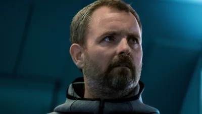 Постер 5 серии 1 сезона сериала «Захваченный рейс»