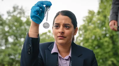 Постер 2 серии 1 сезона сериала «Клуб убийств Марлоу»