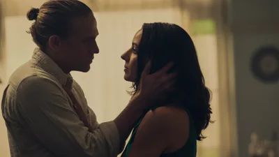 Постер 11 серии 1 сезона сериала «Шантарам»