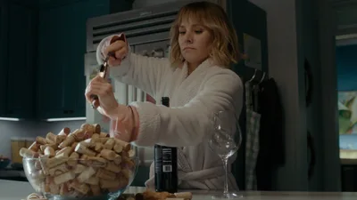 Постер 1 серии 1 сезона сериала «Женщина в доме напротив девушки в окне»