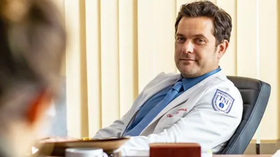 Постер 4 серии 1 сезона сериала «Доктор Смерть»