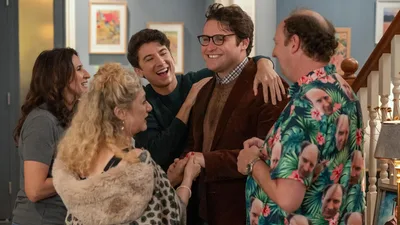Постер 1 серии 1 сезона сериала «Ужин с родителями»