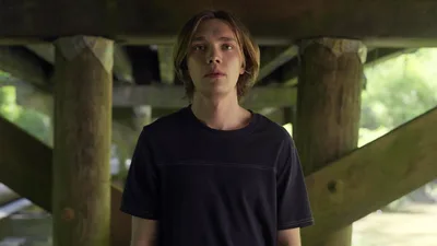 Постер 1 серии 1 сезона сериала «В поисках Аляски»