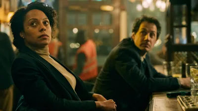Постер 2 серии 1 сезона сериала «Медленные лошади»