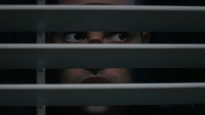 Постер 5 серии 1 сезона сериала «Женщина в доме напротив девушки в окне»