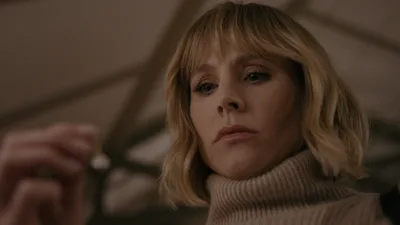 Постер 3 серии 1 сезона сериала «Женщина в доме напротив девушки в окне»