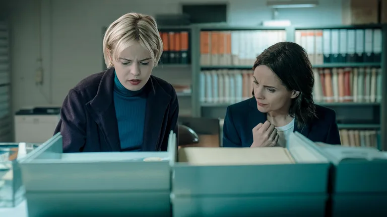 Постер 2 серии 1 сезона сериала «Пейшенс»