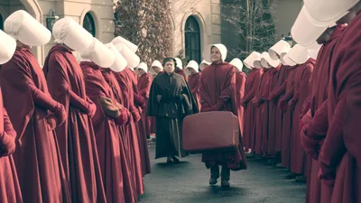 Постер 9 серии 1 сезона сериала «Рассказ служанки»
