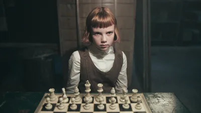 Постер 1 серии 1 сезона сериала «Ход королевы»