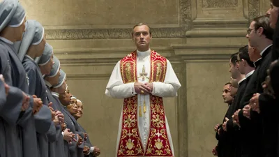 Постер 1 серии 1 сезона сериала «Молодой Папа»
