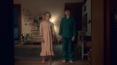 Постер 1 серии 1 сезона сериала «Призраки усадьбы Блай»