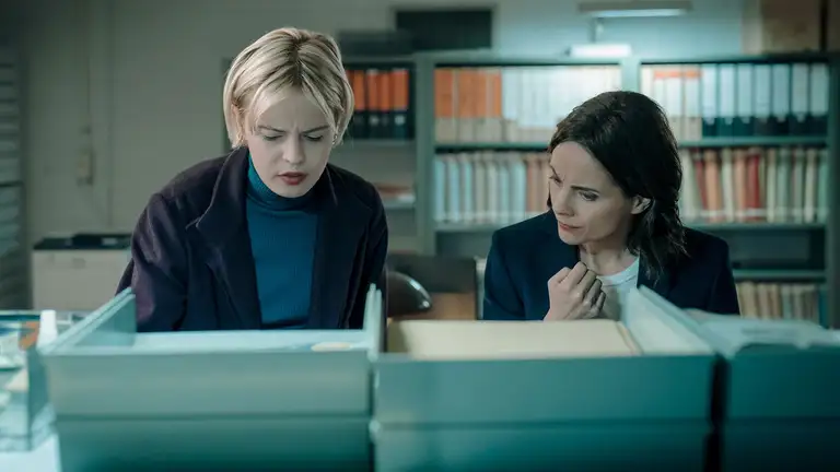 Постер 2 серии 1 сезона сериала «Пейшенс»