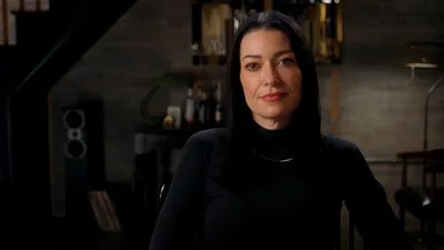 Постер 1 серии 1 сезона сериала «В поисках Анны»