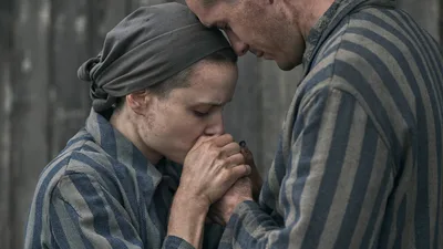 Постер 6 серии 1 сезона сериала «Татуировщик из Освенцима»
