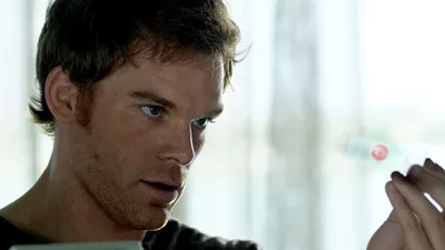 Постер 1 серии 1 сезона сериала «Декстер»
