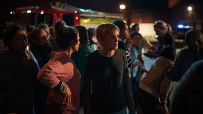 Постер 3 серии 1 сезона сериала «Слишком близко»