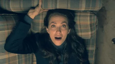 Постер 3 серии 1 сезона сериала «Призраки дома на холме»