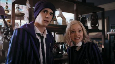 Постер 3 серии 1 сезона сериала «Уэнздей»