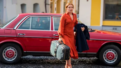 Постер 3 серии 1 сезона сериала «Маленькая барабанщица»