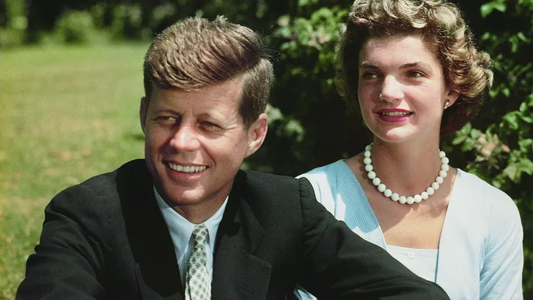 Постер 3 серии 1 сезона сериала «Kennedy»