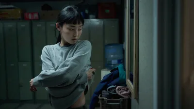 Постер 3 серии 1 сезона сериала «Паразит: серые»