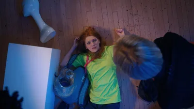 Постер 1 серии 1 сезона сериала «Девушка-гик»