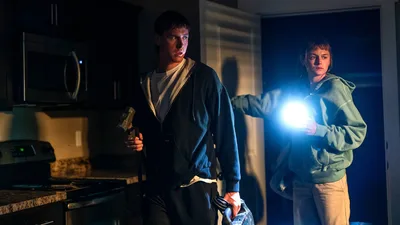 Постер 1 серии 1 сезона сериала «Убийство на краю света»