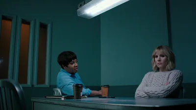 Постер 7 серии 1 сезона сериала «Женщина в доме напротив девушки в окне»