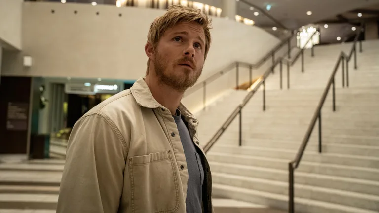 Постер 1 серии 1 сезона сериала «Земля без людей»
