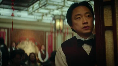 Постер 10 серии 1 сезона сериала «Интерьер Чайнатауна»