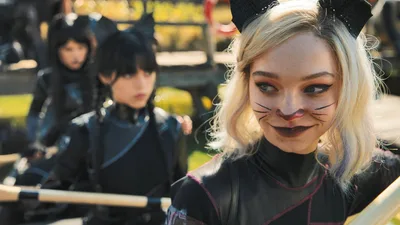 Постер 2 серии 1 сезона сериала «Уэнздей»