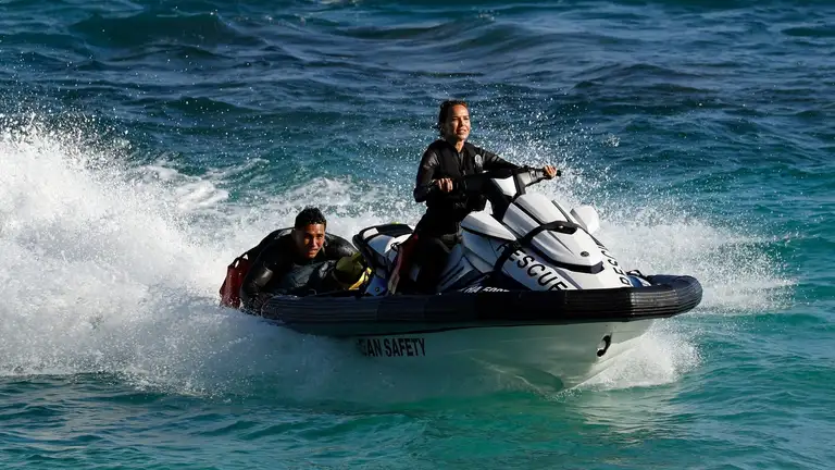 Постер 8 серии 1 сезона сериала «Спасатели Гавайев»