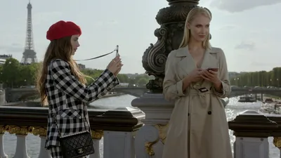 Постер 3 серии 1 сезона сериала «Эмили в Париже»