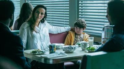 Постер 4 серии 1 сезона сериала «Извне»