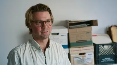 Постер 1 серии 1 сезона сериала «Американская конспирология: смертоносный Осьминог»