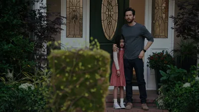 Постер 6 серии 1 сезона сериала «Женщина в доме напротив девушки в окне»