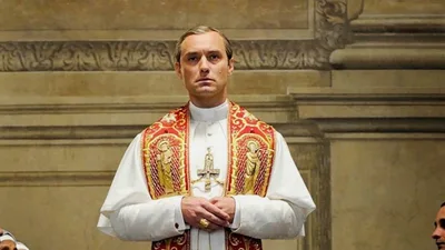 Постер 8 серии 1 сезона сериала «Молодой Папа»