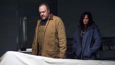 Постер 2 серии 1 сезона сериала «Убийство»