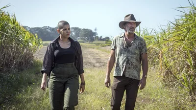 Постер 1 серии 1 сезона сериала «Багровое озеро»