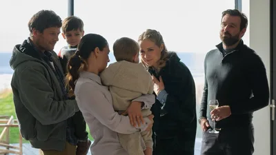 Постер 1 серии 1 сезона сериала «Веди себя прилично»