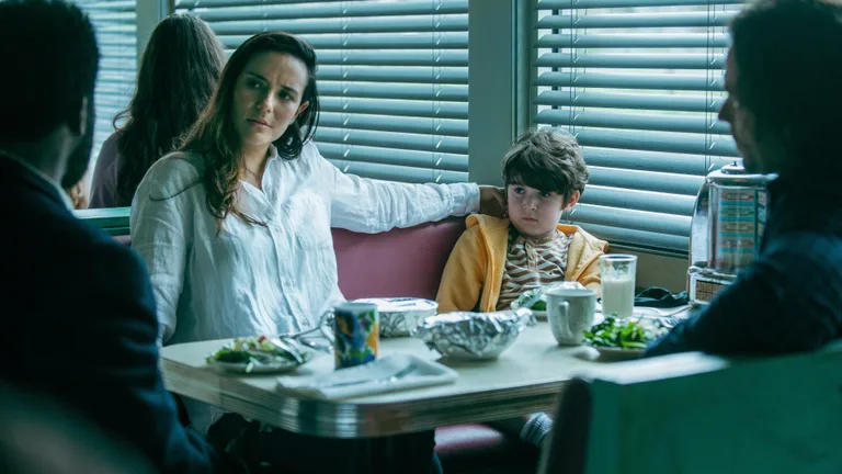 Постер 4 серии 1 сезона сериала «Извне»